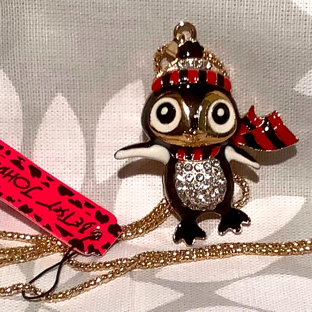 NWT Adorable Penguin pendant
